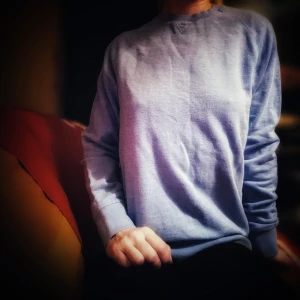 Ljusblå sweatshirt - Säljer en supermjuk och bekväm ljusblå sweatshirt. Perfekt för mysiga dagar eller som ett lager under jackan. Tröjan har långa ärmar och en klassisk rund halsringning. Passar perfekt till både jeans och mjukisbyxor. Ett måste i garderoben för alla som älskar stil och komfort! 💙