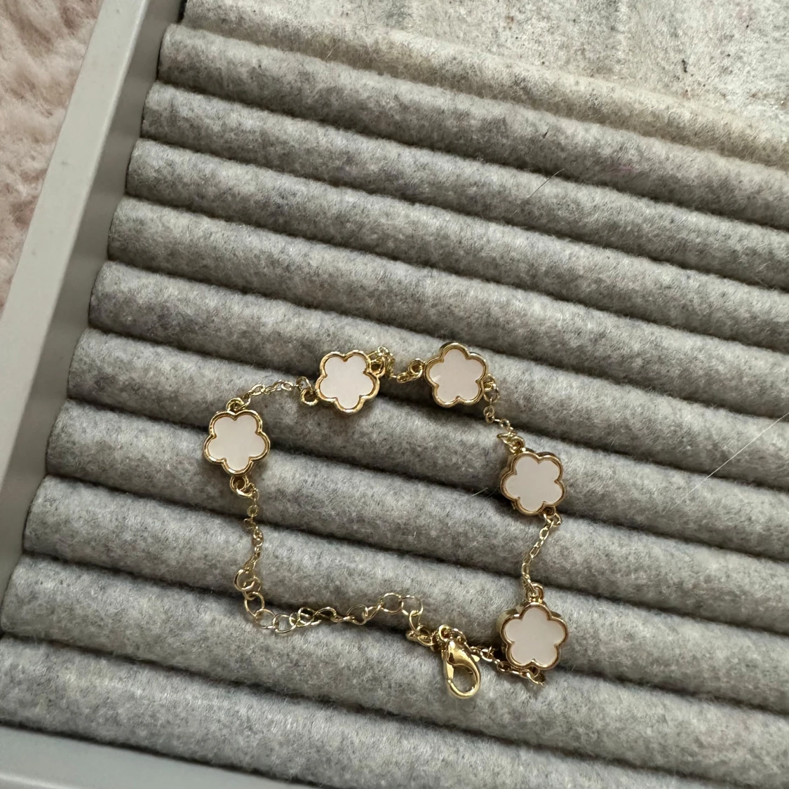 Guldarmband med blommotiv