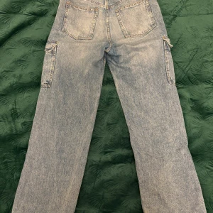 ljusblå midwaist jeans för 75 kr! - Ett par ljusblå jeans (midwaist) i storlek 38. Sparsamt använda. Raka ben, ganska pösig passform. Säljes för 75 kr!