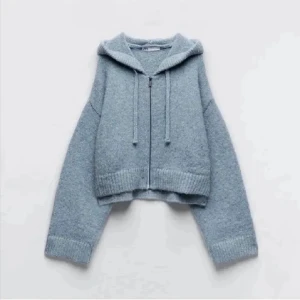 Blå kofta - Snygg o populär kofta från zara, jättevarmt o mysig inför höst o vinter