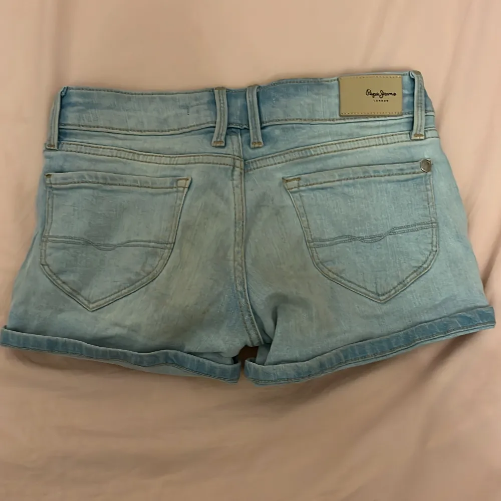 Dom sötaste jeansshortsen från Pepe Jeans!🤗Dom är skitsnygga men säljer bara för att dom inte kommer till användning!😻nypris 270! Fråga för fler bilder på!💕Pris kan diskuteras! . Shorts.