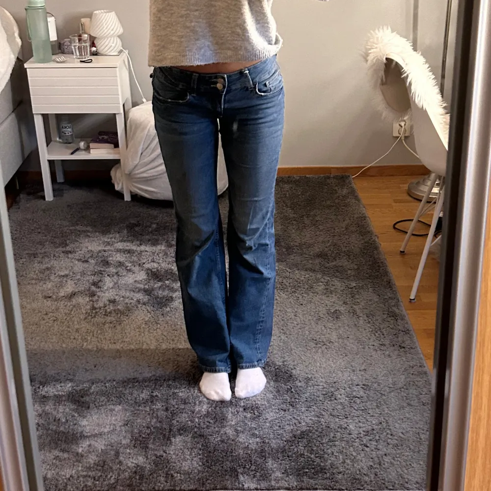 Säljer dessa lågmidjade blå jeansen med detaljer på fickorna. Strl 36. Passar mig som har XS-S och är 165cm. Säljer billigt pga att det är en skråma vid fickorna❣️. Jeans & Byxor.