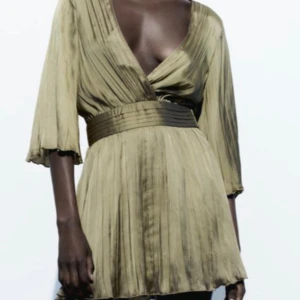 Grön klänning zara - Grön klänning från zara med inbyggda shorts i kjolen, aldrig använd endast testad men inga prislappar kvar.