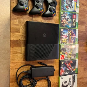Till salu: Xbox 360 i bra skick med tillbehör - Xbox 360 i bra skick med tillbehör  Jag säljer en Xbox 360 i mycket bra skick. Konsolen fungerar perfekt och har alltid tagits väl hand om. Medföljer gör följande tillbehör:   • 3 trådlösa handkontroller  • Strömadapter och alla nödvändiga kablar  