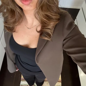 Zara blazer - Streching blazer från Zara, aldrig använt den.  Storlek S på Blazern men skulle pass XS också :) 🩷 Färgen är brun/grön/grå 😂