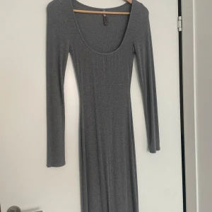 SKIMS klänning - Otrolig klänning från skims. Superfint skick (otroligt varsamt använd). Sitter som en smäck. Ordinarie pris från butik/hemsida 1230 kr 🥰