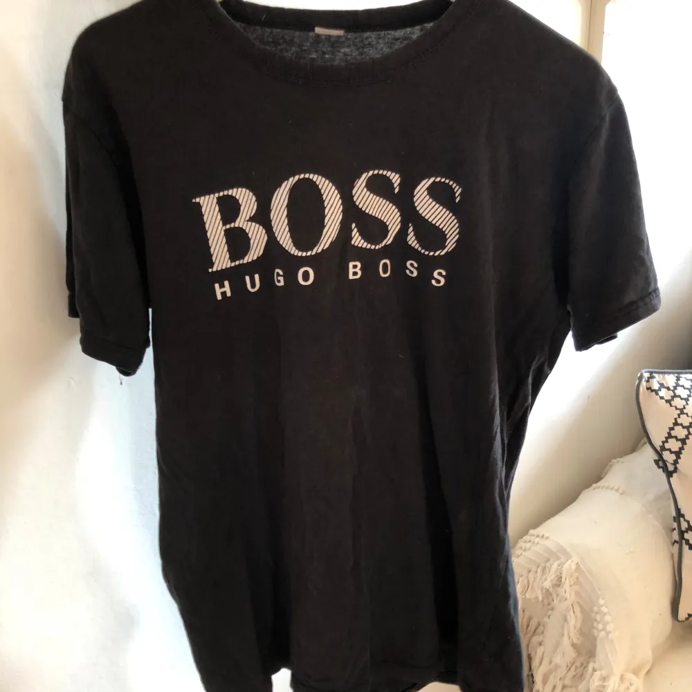 Äkta boss tröja. T-shirts.