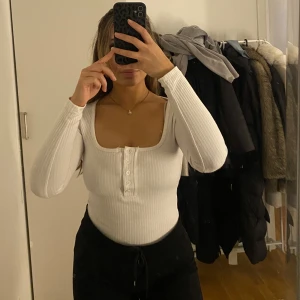 Vit tröja - elegant vit tröja som är både bekväm och stilren. Den är perfekt att kombinera med jeans eller kjol för en avslappnad look. Tröjan är i mycket bra skick🐻‍❄️🤍