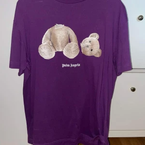 Palm Angels T-shirt  - Otroligt fin Palm Angels T-Shirt med det klassiska trycket. Använd 2 gånger sedan nyköp, kvitto och tag finns kvar.  Oerhört fint skick, inga tecken på användning. Storlek L Tar bud men undvik scambud :)