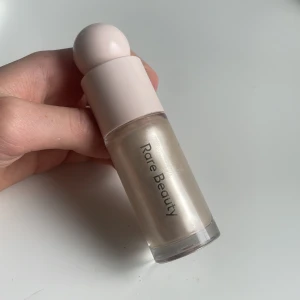 Rare beauty Liquid highlighter  - Färgen Enlighten. Har andvänt den 3 gånger och är bra i sick. Den har en väldigt stor paketering,  är väldigt pigmenterad och håller länge.💕 Skriv för mer info. Ordinarie pris är 489 kr