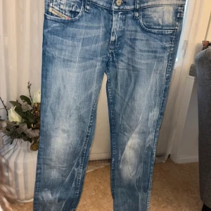 Ljus blå Diesel Jeans - Okej tjejer nu har jag äntligen gått igenom min jeans låda och bestämt mig för att göra mig av med byxor som inte passar 🥺💕 Dessa är i vintage från Diesel i storlek W26 L32 De är SKIT snygga, om detta är eran storlek KÖP, är så ledsen att de inte pas