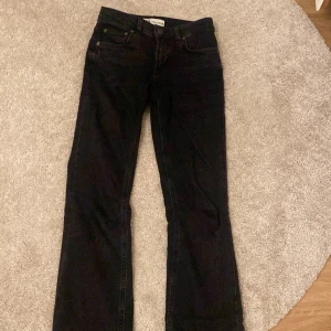 Svarta jeans från Zara - Säljer ett par svarta jeans från Zara i storlek 32. De har en klassisk femficksdesign och är i bootcut-stil. Perfekta för både vardag och fest! 🖤Nypris 399kr