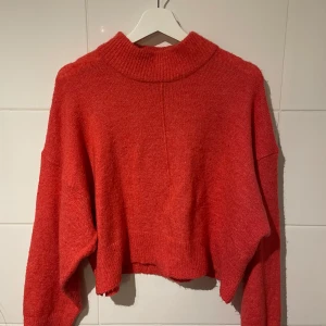 Premium quality ginatricot - Säljer en superfin stickad tröja från Gina Tricot i storlek S i en blandning mellan röd och rosa färg. Den är croppad med en krage och långa ärmar, perfekt för höst och vinter. Tröjan är i premiumkvalitet och känns både varm och mysig. Passar perfekt till både jeans och kjol!