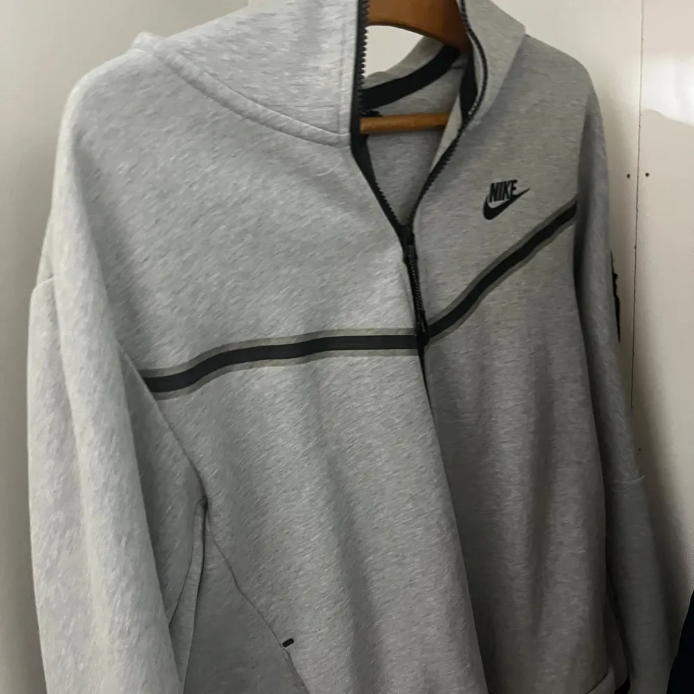 Säljer en grå Nike tech fleece använd ett par gånger men är i jätte bra skicka och allt funkar bra storlek M . Hoodies.