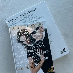 coffe table book The First Ten Years - Säljer boken 'The First Ten Years' från H&M som firar deras första tio år av designersamarbeten. Boken har ett stilrent omslag med namn som Karl Lagerfeld och Stella McCartney i guld och silver. Perfekt för modeintresserade! ✨
