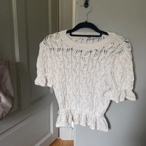 Så fin Volang tröja💕 - Så fin tröja från Zara alldrig använd! 💕 Det är L men jag har S så den är liten i storleken. För passar perfekt på mig. 