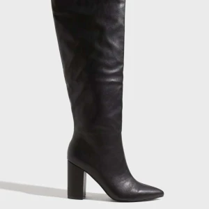Nelly högklackade boots  - Säljer dessa högklackade boots från Nelly. Använda några gånger men syns knappt att de är använda. Supersköna att gå i.