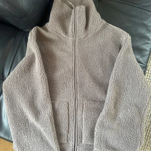 Hm Teddy jacket  - Köpt för 249kr Den är helt slutsåld överallt och väldigt stor efterfrågan ligger den ute för 300kr istället  