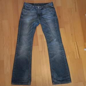 Ett par lågmidjade jeans, de är i storlek W27 L32