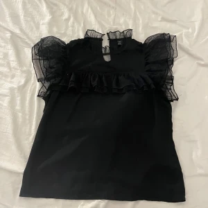 Svart blus  - Superfin svart blus, genomskinlig längst upp (bild 2) 