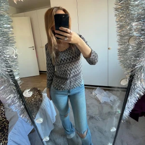 Missoni inspirerad topp - SJUKT snygg vintage topp med Missoni mönster😍Kan tyvärr inte se vilken storlek den har, men sitter som en S💗💗