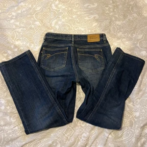 Gant jeans - mörk blå gang jeans. lagom utsvängda. inga slitage. säljer då de tyvär är aningen för korta för mig.