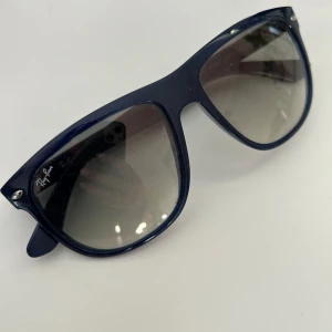Rayban solglasögon  - Bra skick, blåa bågar 