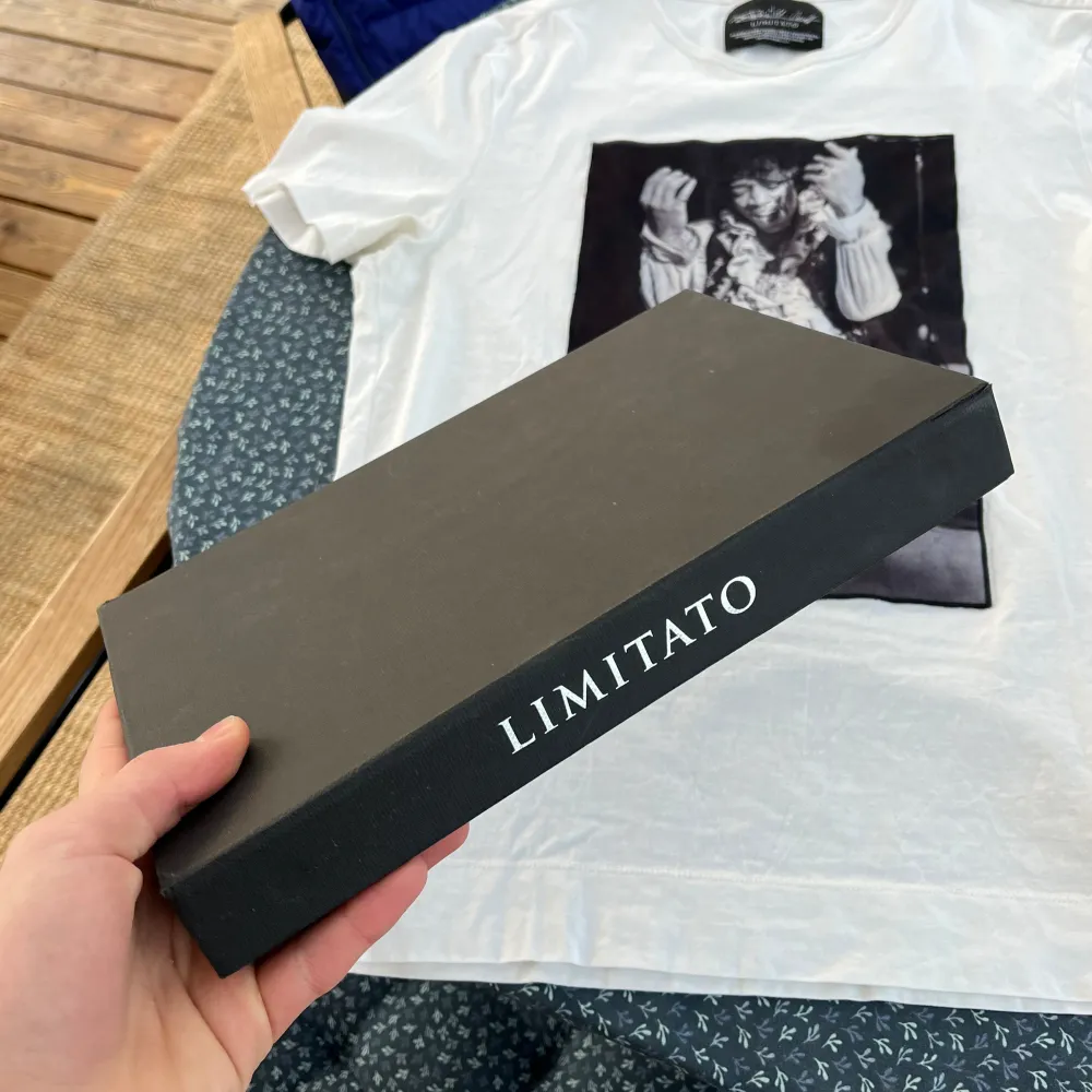 Riktigt fet limitato t-shirt i bra skick! Hittar inga defekter på den. Storlek S. Box medföljer! Köpt för 1700. Mitt pris 399. T-shirts.