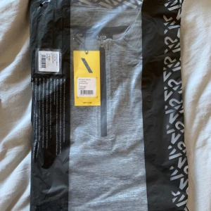 Grå långärmad träningströja från MP - Säljer en grå långärmad träningströja från MP. Perfekt för träning eller löpning med en praktisk dragkedja framtill. Tröjan är i ett mjukt och bekvämt material som andas bra. Passar perfekt för både vår och höst. Skicka ett meddelande om du är intresserad! Helt ny i orginalförpackning