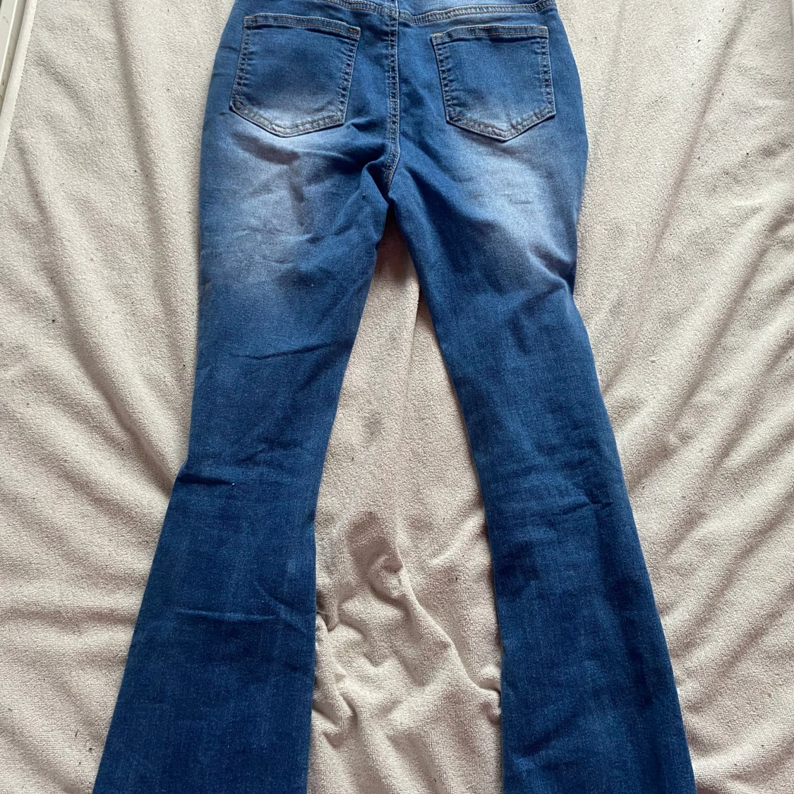 Flared mid waist ripped jeans  - 90