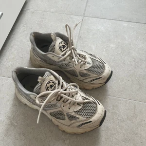 Axel arigato - Säljer mina axel arigato som är lite smutsiga. Går säkert att göra rent🤍