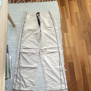 Vita mjukisbyxor. - Helt oanvända med stora fickor och bra respr