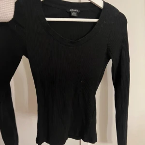 Långärmad tröja  - Svart långärmad tröja från Monki i storleken  S