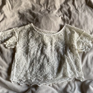 Spets topp - Jätte fin spets topp! Använd men bra skick! Endast någon liten rosa fläck på ryggen men tror inte man tänker på den, kan även gå bort i tvätten💕
