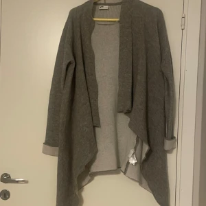 Grå cardigan - Mysig grå kofta från Cubus i storlek xs. I fint skick. Inget fel på den.