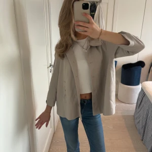 Trekvartsärmad trenchcoat  - Superfin trekvartsärmad trenchcoat från h&m💕 sparsamt använd 