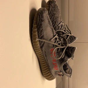 Adidas Yeezy SPLY 350 - Skorna är hyfsat använda men absolut inte trasiga. Skit snygga och jättebekväma med den mjuka sulan.  
