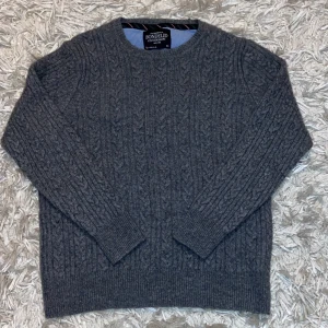 Grå Stockad Bondelid Tröja - Mycket bra skick, inga tecken på användning.  Mått: L  Längd - 60cm  Bredd - 48 cm 