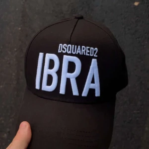 Dsquared x zlatan keps - Väldigt fräsch keps inga skador eller något