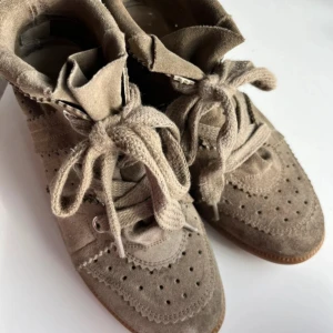 Isabel marant - Intressekoll på dessa fina isabel marant skorna i modellen bobby. Bra skick men de är använda!🥰 pris går att diskutera 
