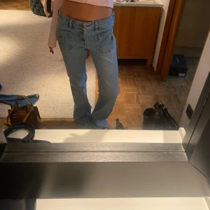 Low waist jeans  - Low waist jeans med fickor fram