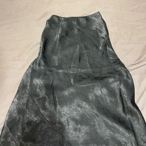 Festtopp - Snygg topp med öppen rygg och hög hals, aldrig använd men har tagit av prislapp