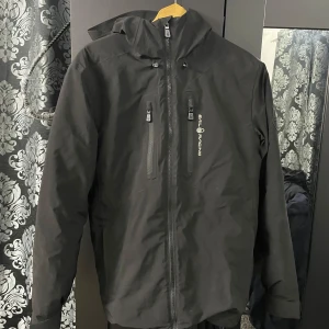 Sail racing down jacket  - Hej säljer min jacka på grund av att jag inte får någon användning av den, den är som i gott skick och exakt som ny.