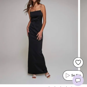 Svart bal/långklänning med öppen rygg - Elegant svart långklänning med smala axelband och en stilren, öppen rygg. Perfekt för festliga tillfällen där du vill känna dig extra glamorös. Klänningen har en figurnära passform som framhäver silhuetten. Klänningen är oanvänd och slutsåld på hemsidan. Jag köpte min för 700 kr💛