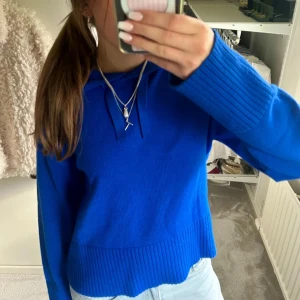 skitsnygg blå stickad tröja  - Assss snygg tröja , köpte i london!! Kom privat för frågor 🥰 lånad bild 