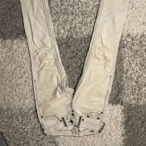 True religion jeans  - True religion vintage jeans mått: Midja 42cm Längd 113cm Bredd 23cm Benöppning 17cm