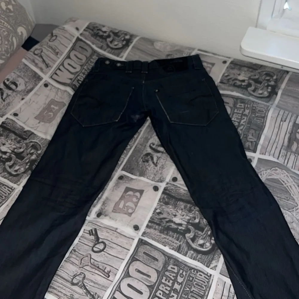 Säljer ett par G-Star jeans sällsynt modell. Har gått med dem till skräddare o fixat dem därför priset är mindre. :) Storlek: 30-32 men passar också 31-32 Pris går att diskutera :). Jeans & Byxor.