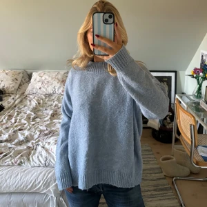 Ljusblå stickad tröja🩵 - Mysig ljusblå stickad tröja perfekt för kyliga dagar. Den har en avslappnad passform med långa ärmar och ribbade kanter vid ärmslut och nederkant. Begagnat skick🩵