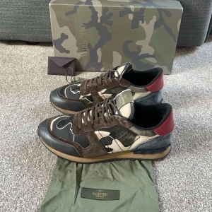 Valentino Rockrunner - Säljer dessa Rockrunners. Storlek 42 men passar även 41. Skick 8/10, och mycket kvar att ge. Box samt dustbag tillkommer vid köp. Hör av dig vid frågor eller funderingar!