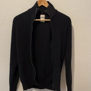 Svart Dobber kofta - Säljer mina oanvända plagg. Koftan är i jättebra skick och är använd endast fåtal gånger Den är i storlek S men passar även XS